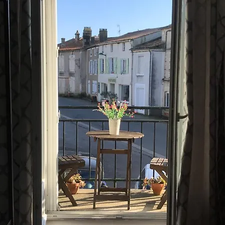 - - Sleeps 2 - Parking Montemboeuf