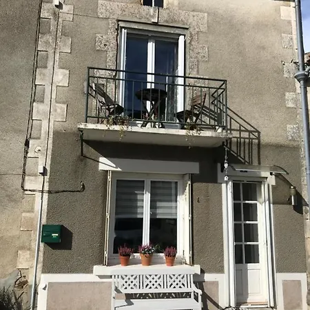 - - Sleeps 2 - Parking بيت للعطل Montembœuf