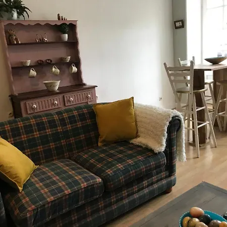 - - Sleeps 2 - Parking بيت للعطل